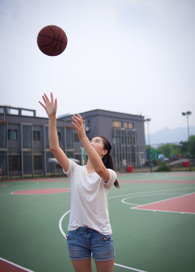 塑胶球场的平整度和厚度要求